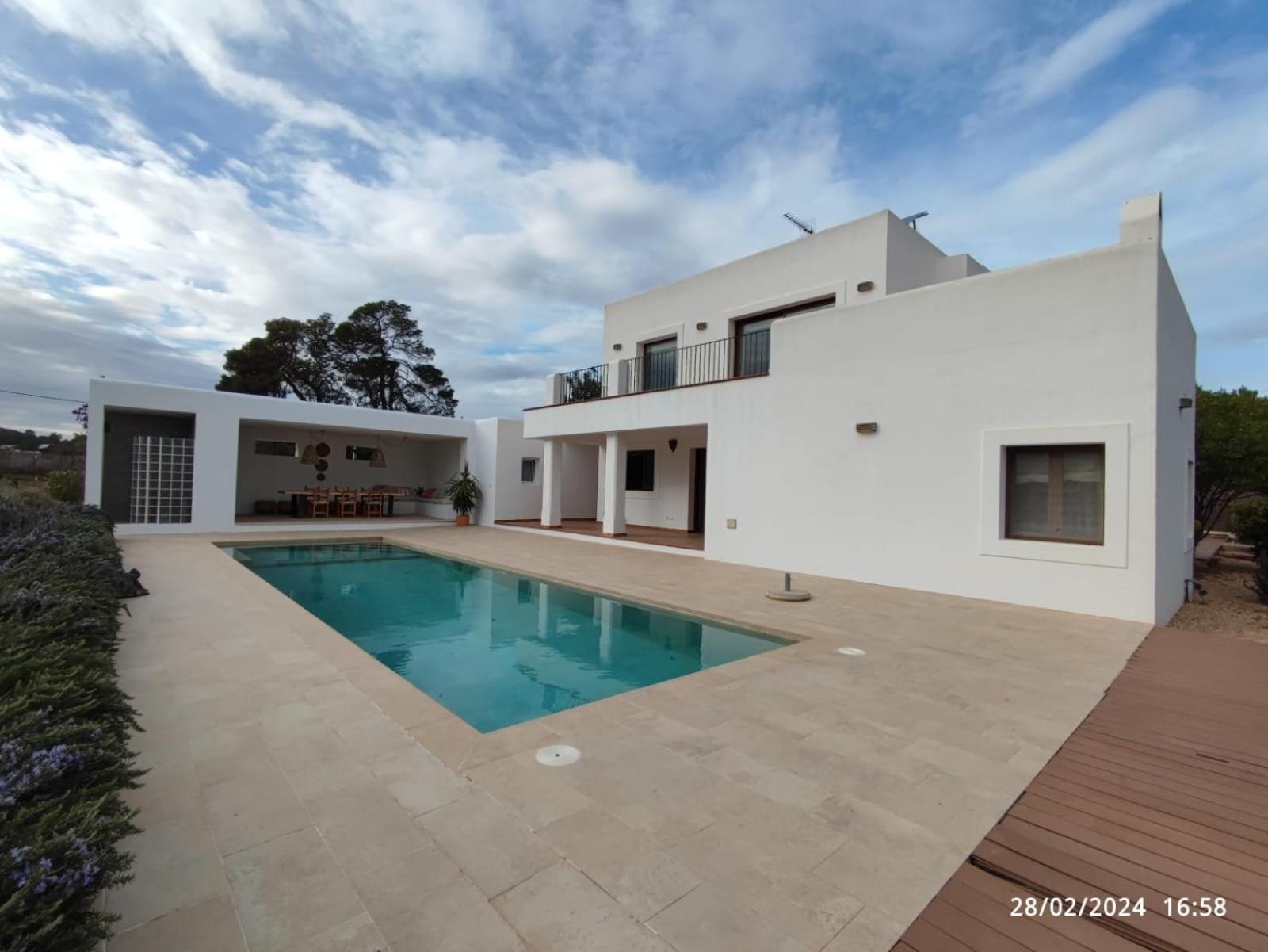 Casa Serena Con Piscina Y Jardin